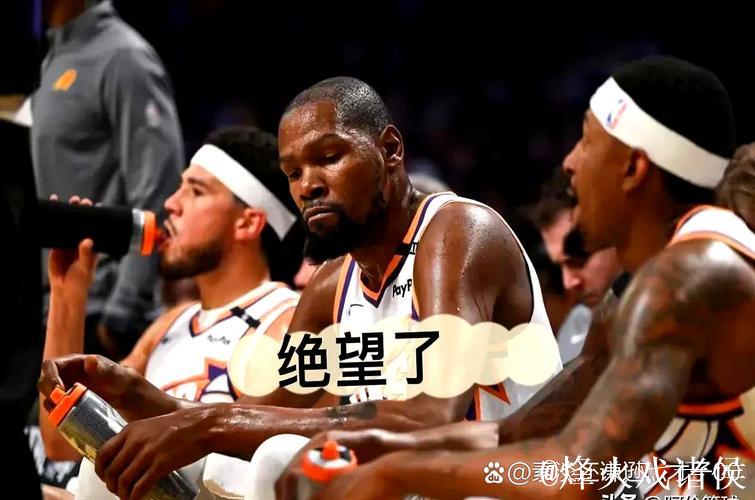 暂停期间杜兰特与掘金主场球迷幽默互动 暂停期间杜兰特与掘金主场球迷幽默互动